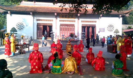 Hầu đồng tại đền Đông Cuông, huyện Văn Yên.